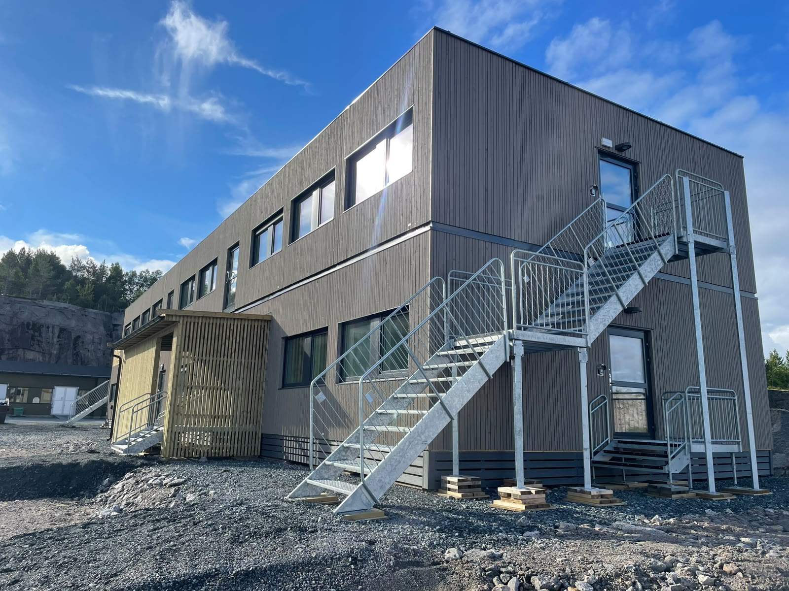 Modulbygg i to etasjer levert av Modulpro